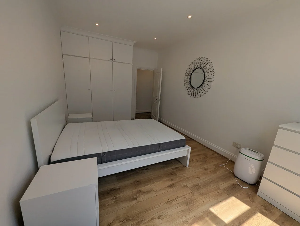 Flat Rosemont Road in Greater London