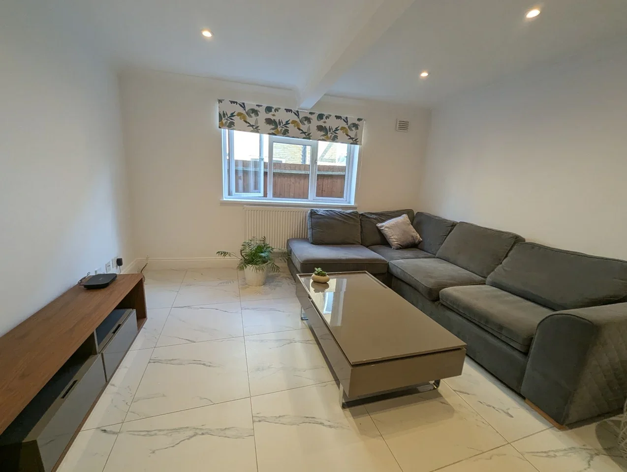 Flat Rosemont Road in Greater London