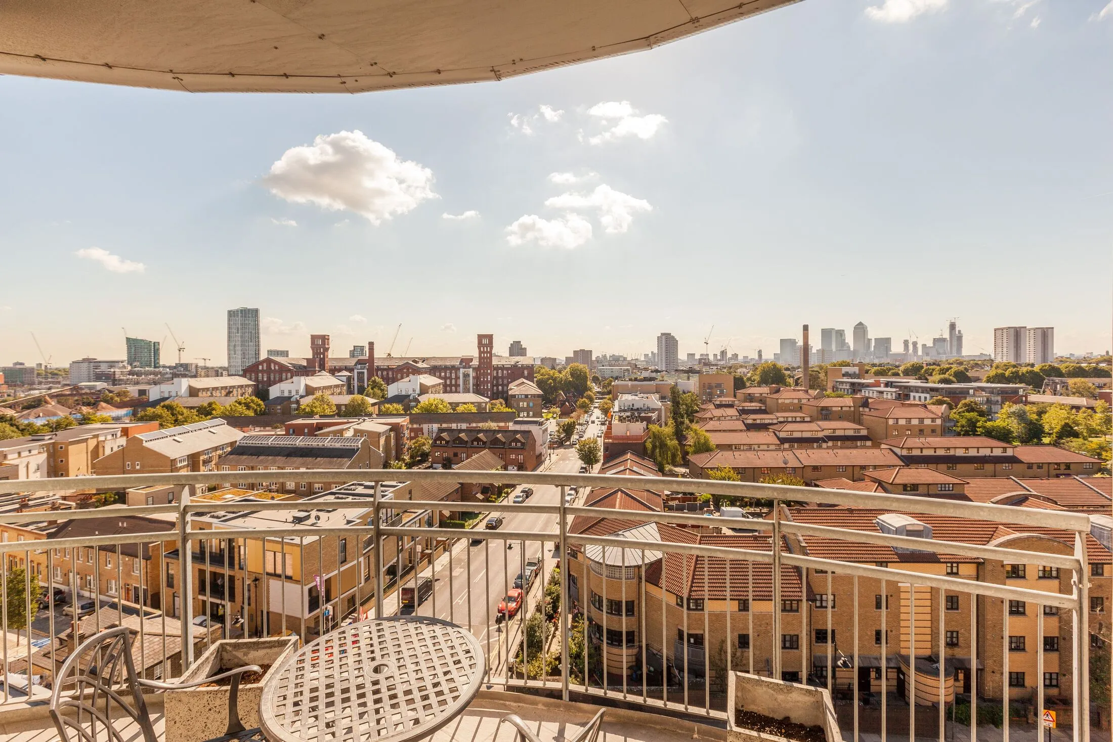 Flat Pancras Way in Greater London