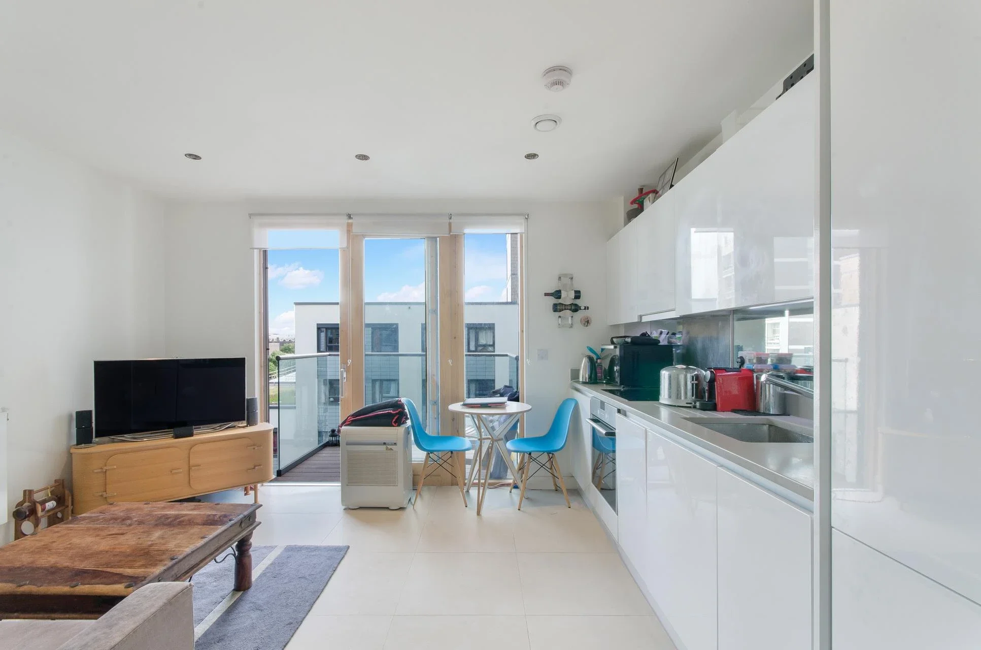 Flat Cobblestone Square in Greater London