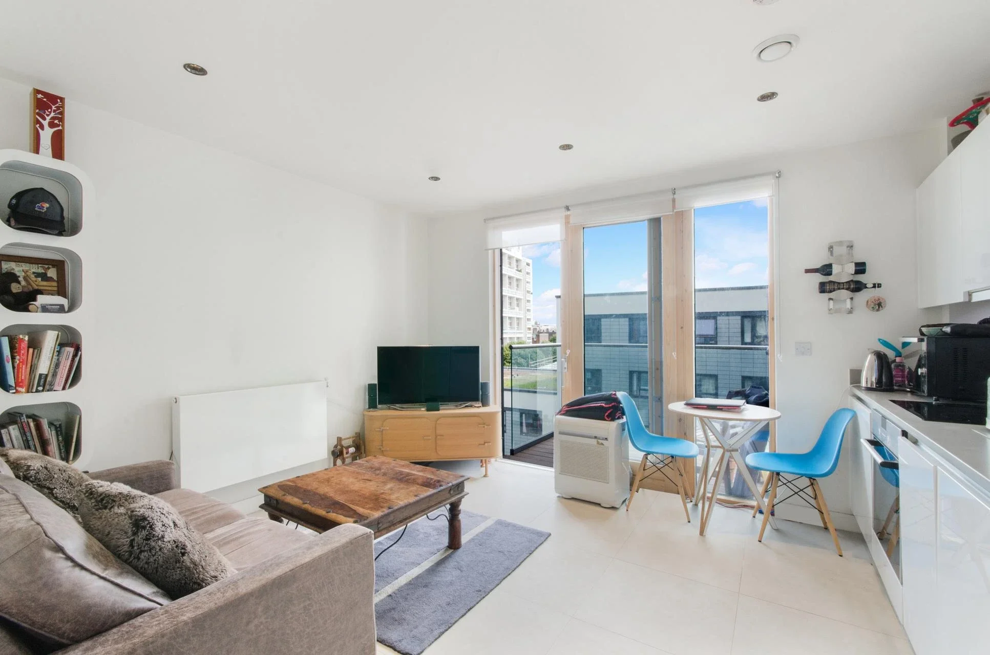 Flat Cobblestone Square in Greater London