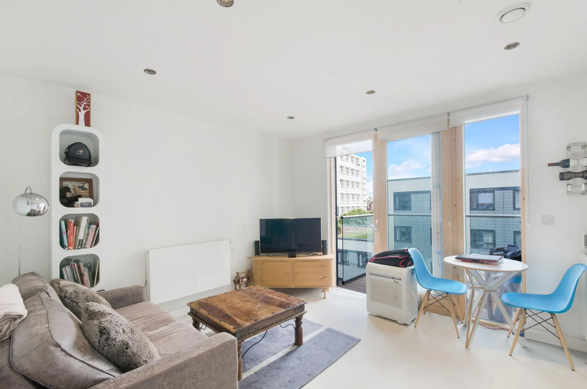 Flat Cobblestone Square in Greater London