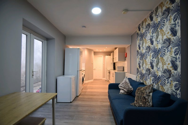 Room Wyeverne Road in Cardiff