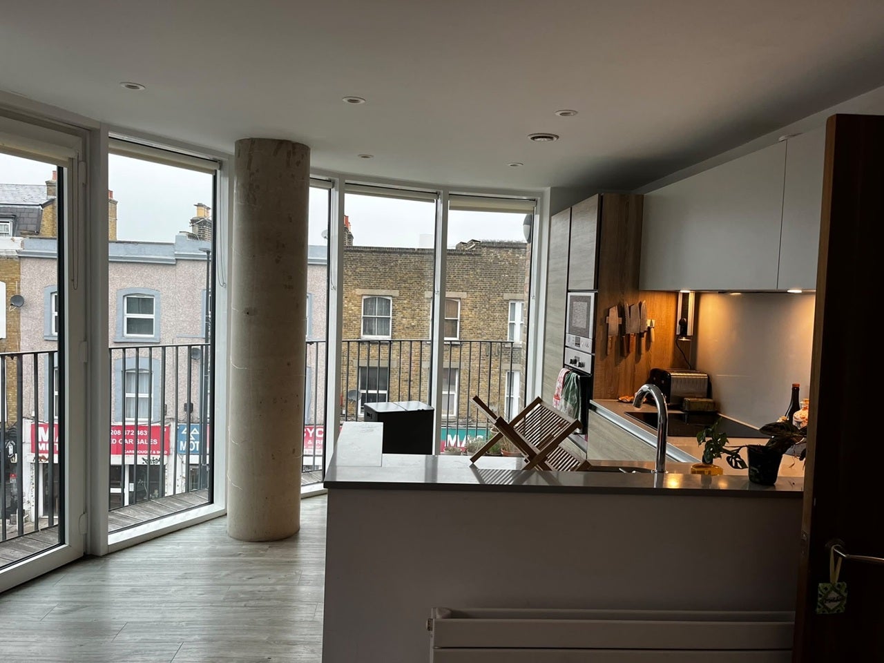 Flat Tooting High Street in Greater London