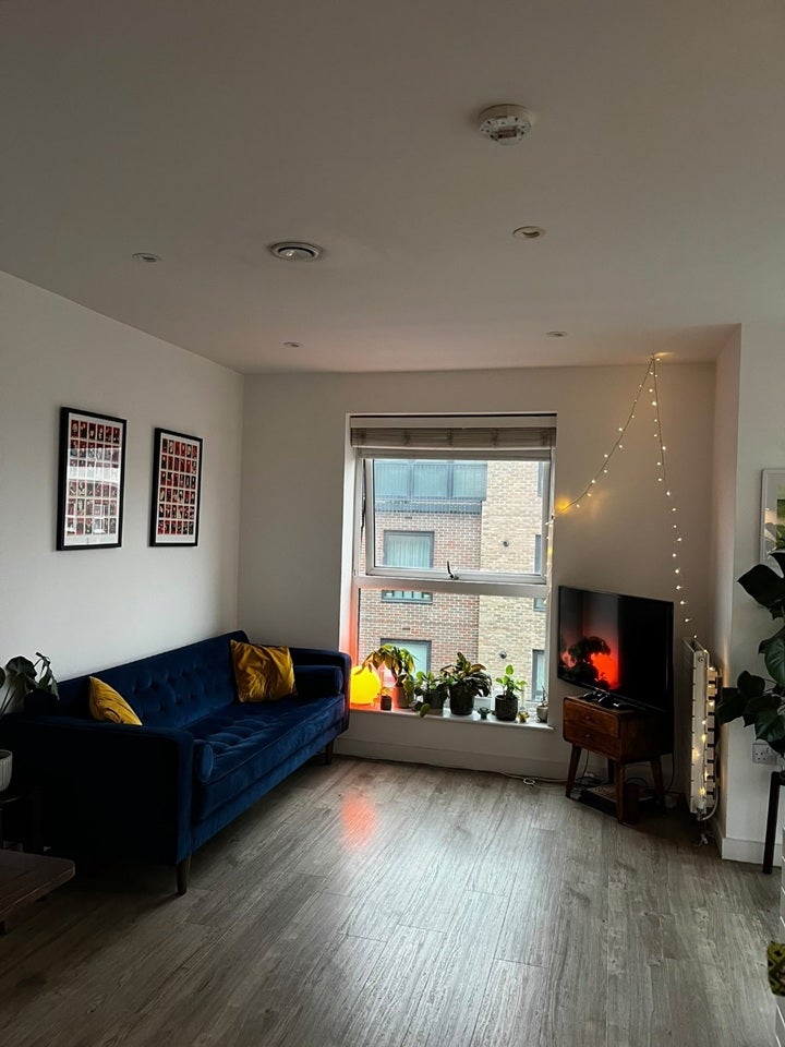Flat Tooting High Street in Greater London