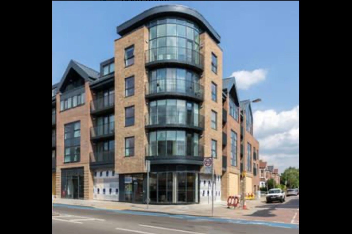 Flat Tooting High Street in Greater London