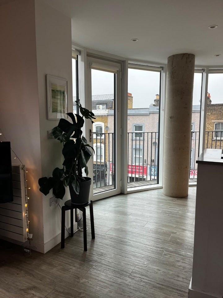 Flat Tooting High Street in Greater London