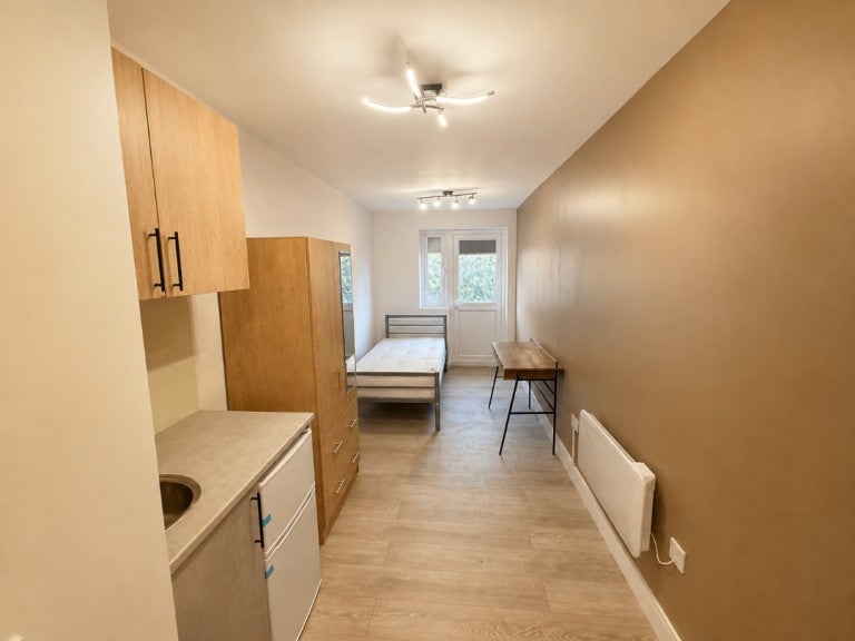 Flat Selan Gardens in Greater London
