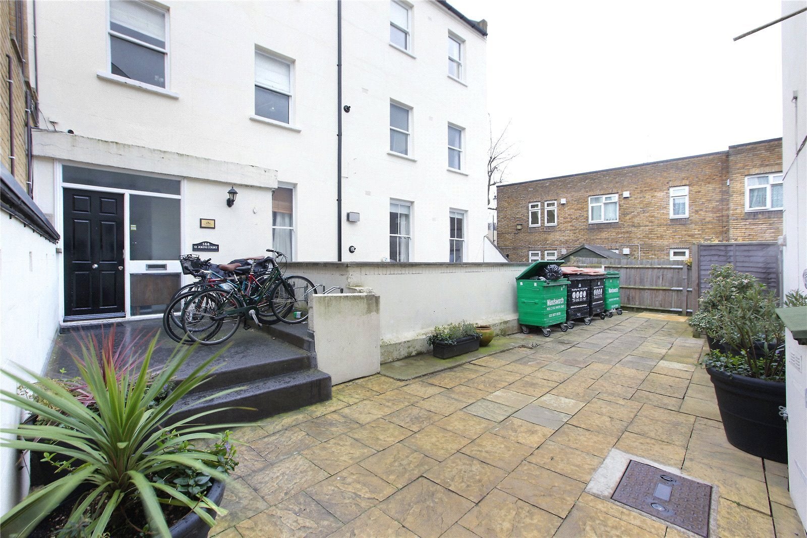 Flat Saint John's Hill in Greater London