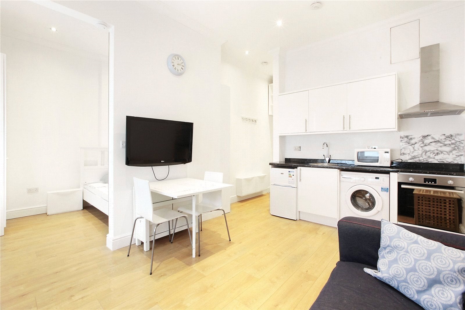 Flat Saint John's Hill in Greater London
