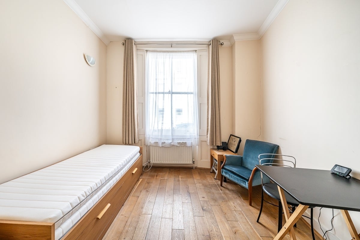 Flat Cumberland Street in City of Westminster