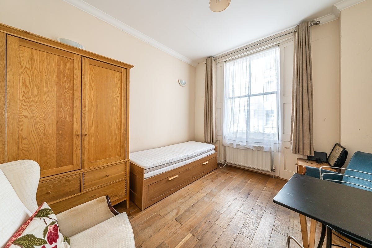 Flat Cumberland Street in City of Westminster