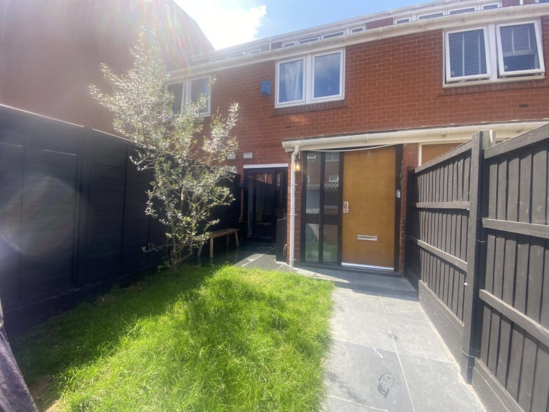 Room Mortlock Close in Greater London