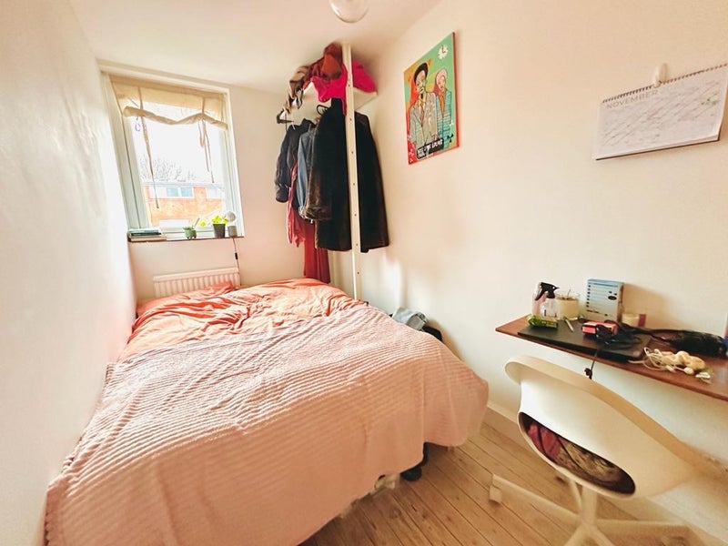 Room Mortlock Close in Greater London
