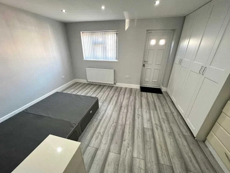 Flat Uxbridge Road in Greater London