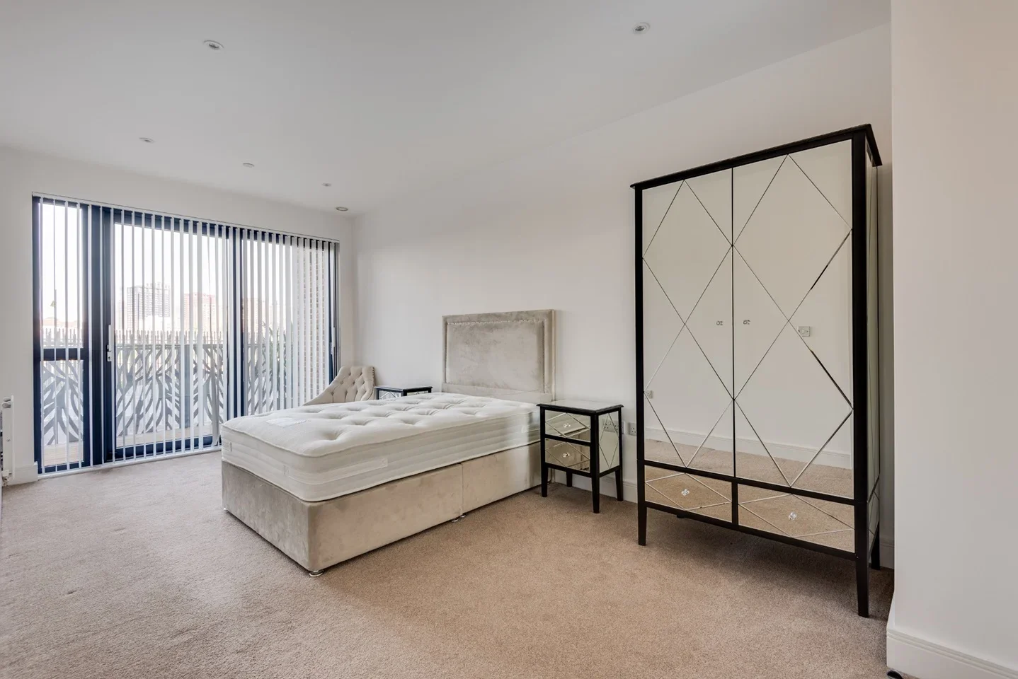 Flat Leven Road in Greater London
