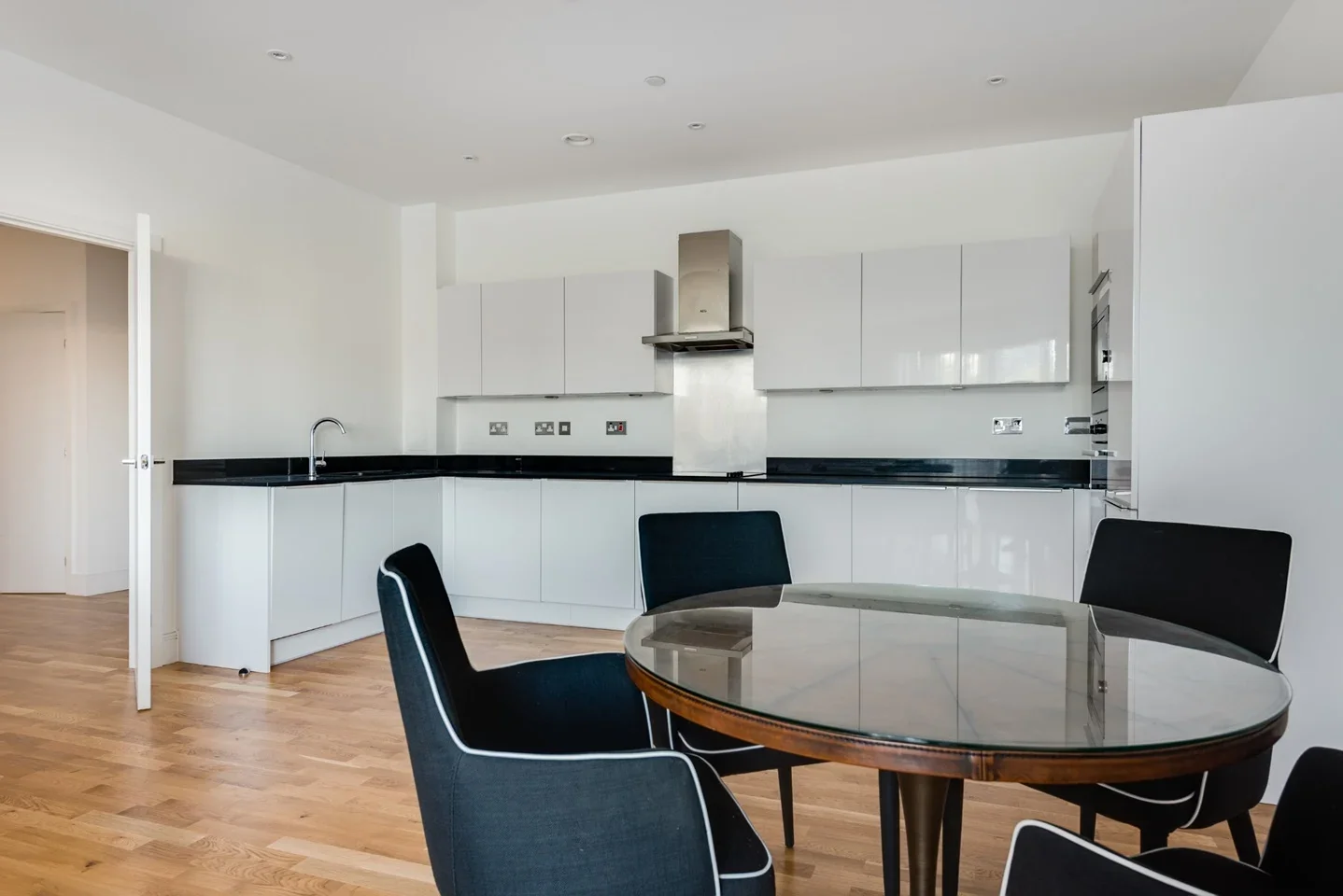 Flat Leven Road in Greater London