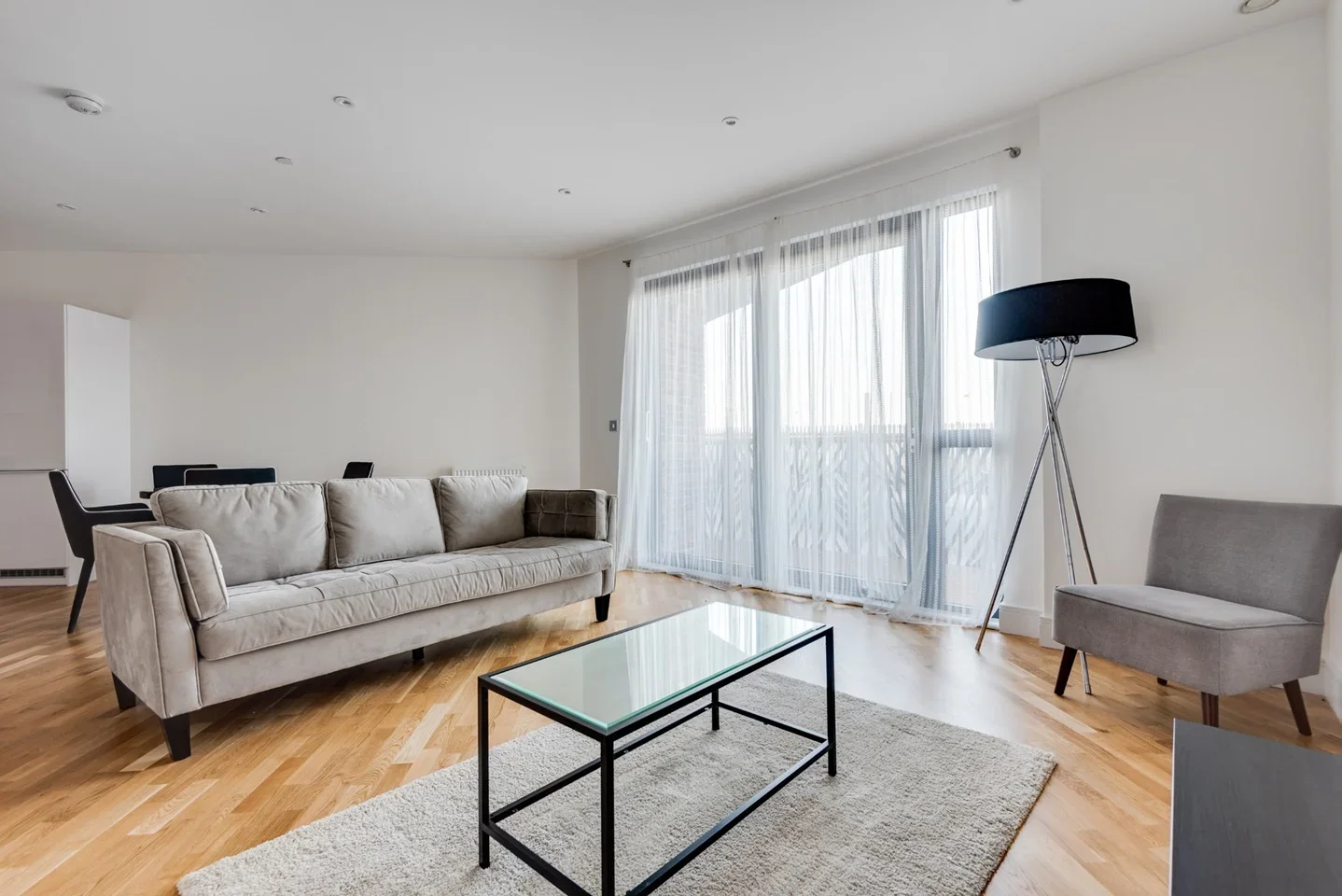 Flat Leven Road in Greater London