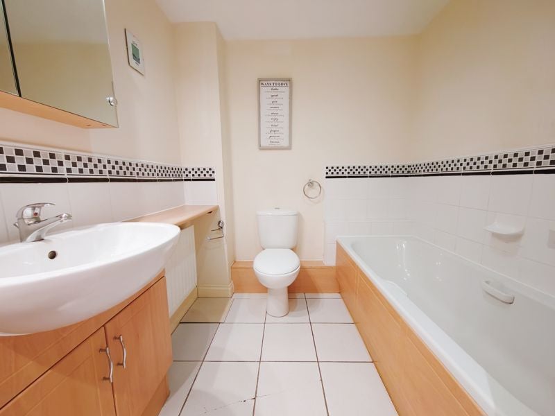 Flat Longmans Close in Carlisle