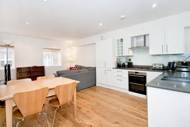 Flat Eagle Court in Greater London