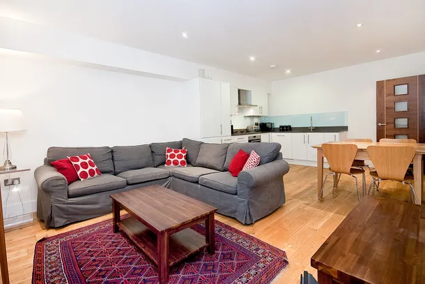 Flat Eagle Court in Greater London