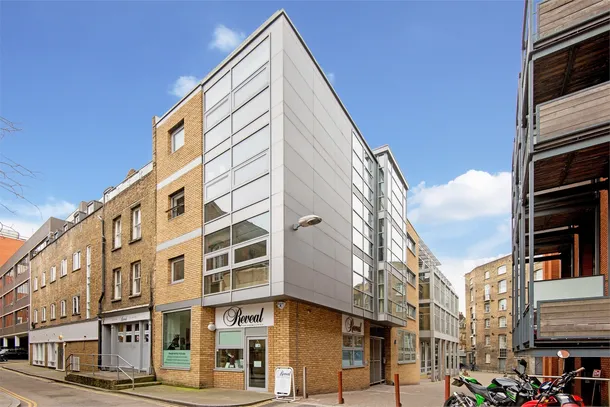 Flat Eagle Court in Greater London