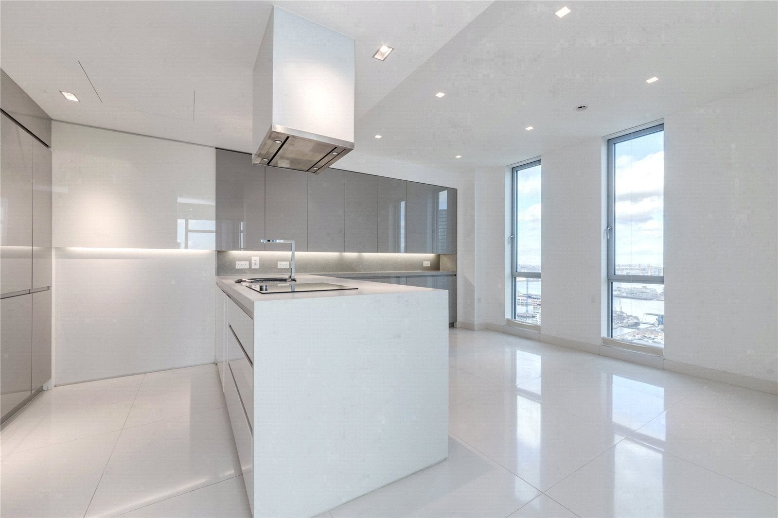 Flat Pan Peninsula Square in Greater London