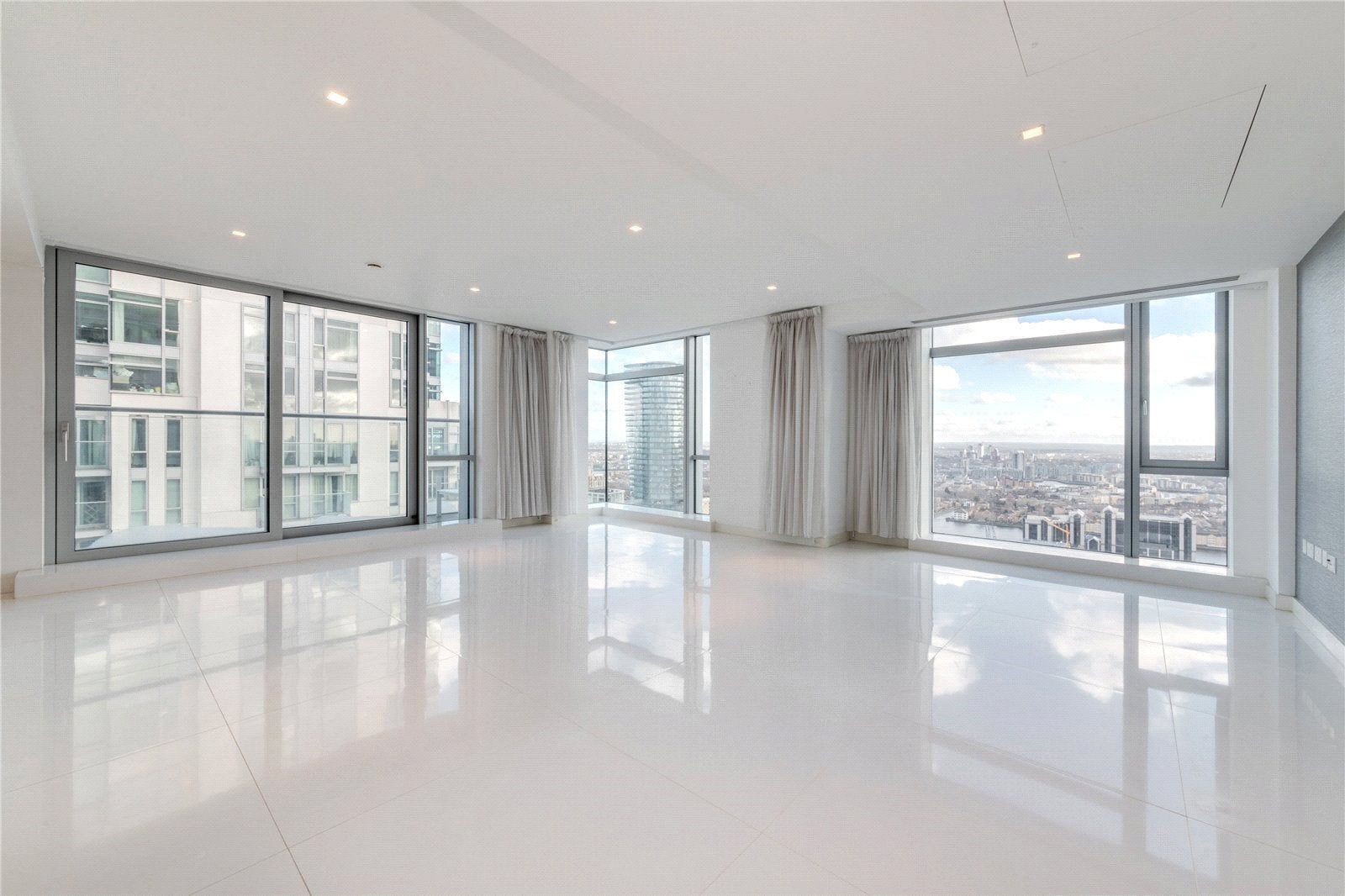 Flat Pan Peninsula Square in Greater London