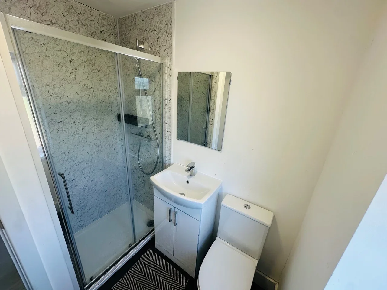 Room Bulstrode Avenue in Greater London