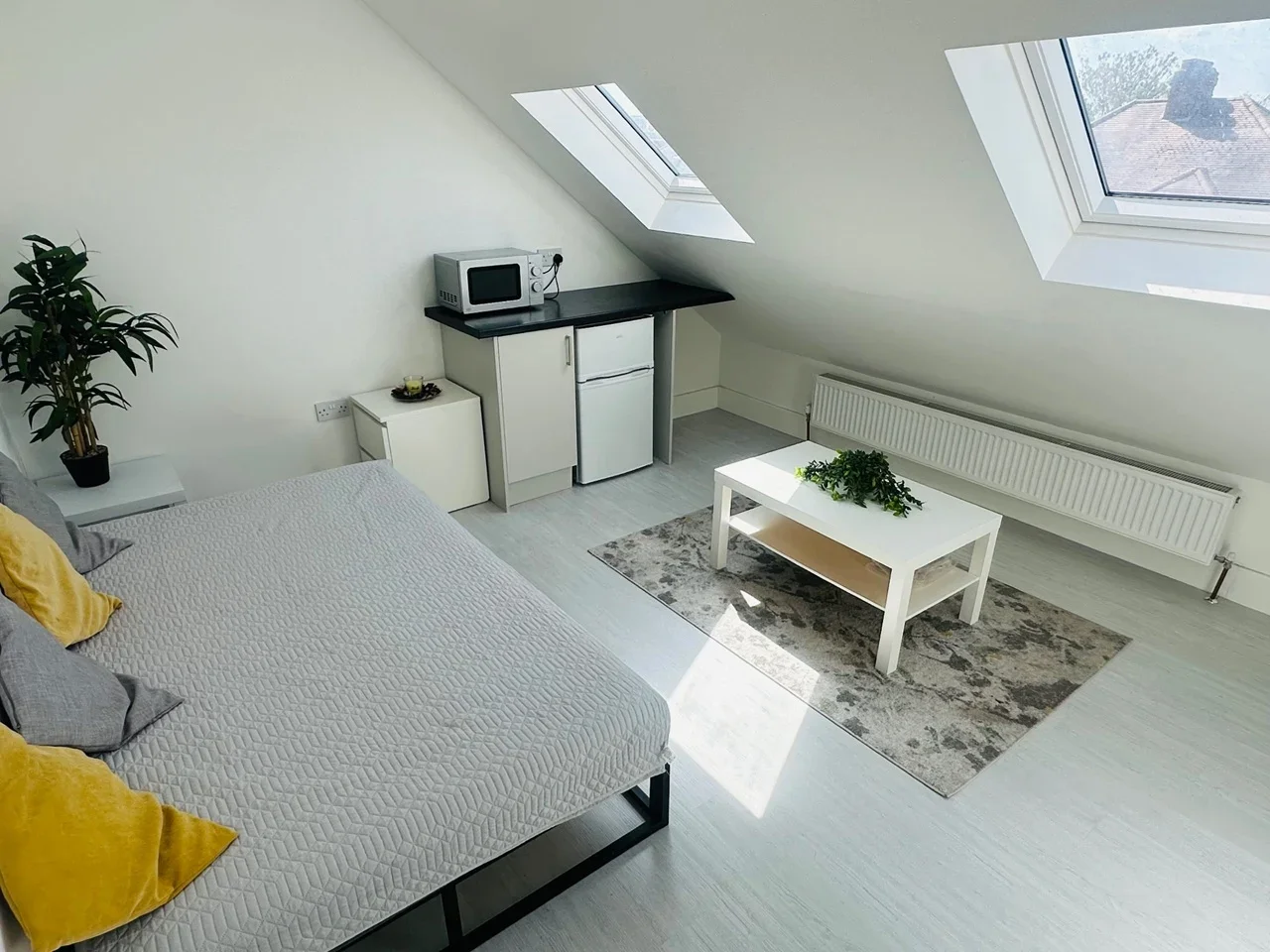 Room Bulstrode Avenue in Greater London