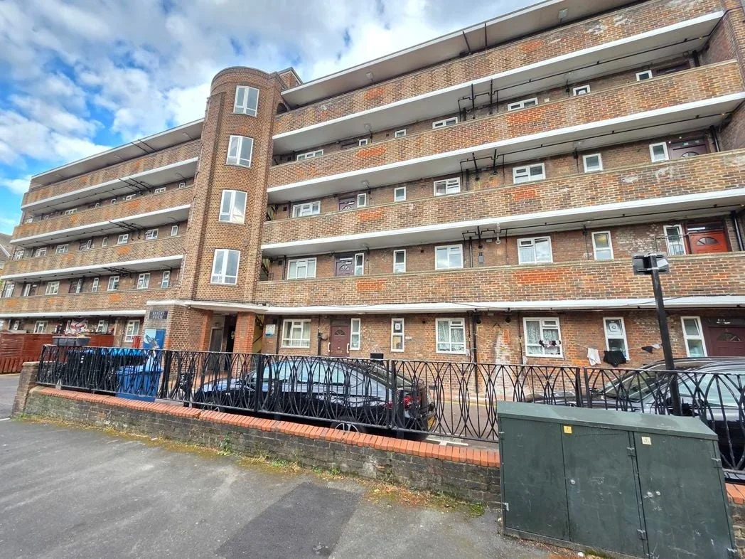Flat Huntsman Street in Greater London
