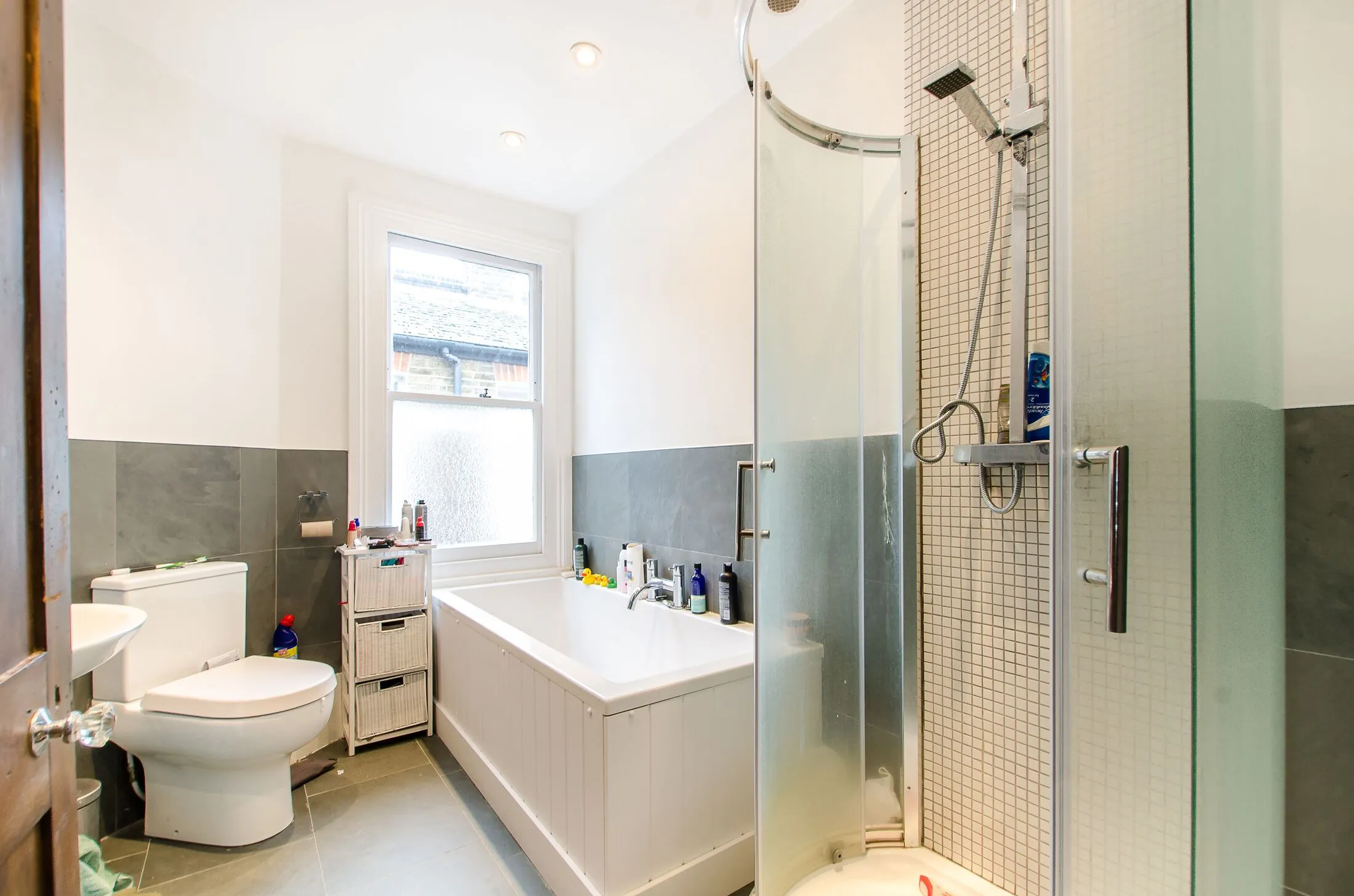 Flat Wimbart Road in Greater London