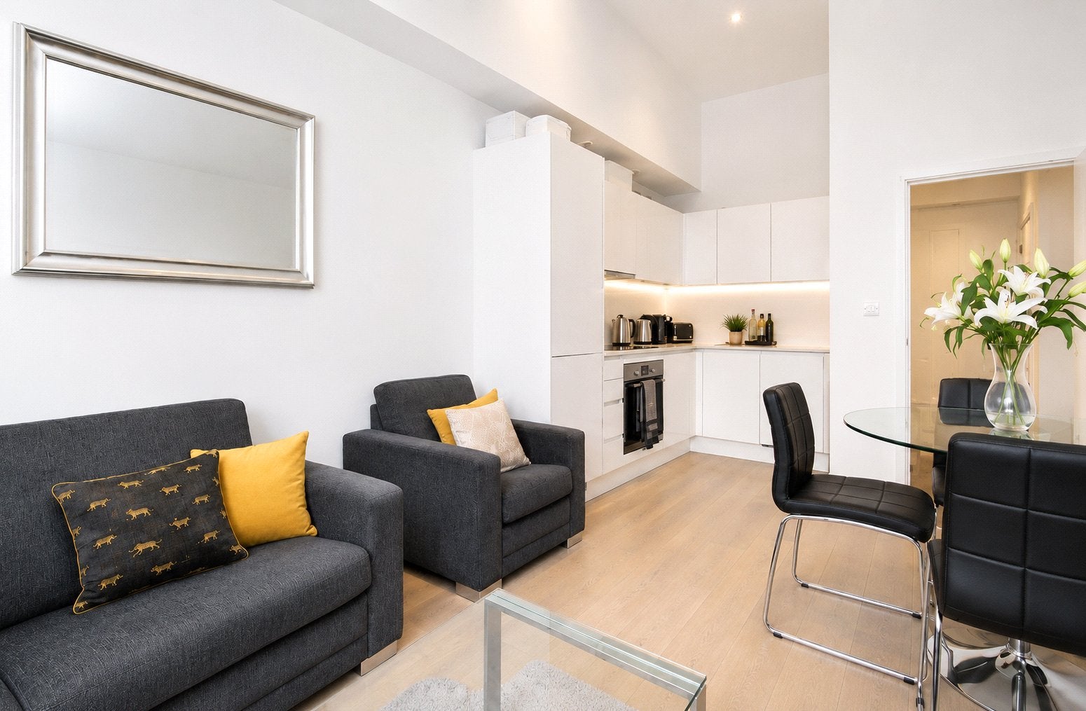 Flat Clyde Square in Greater London