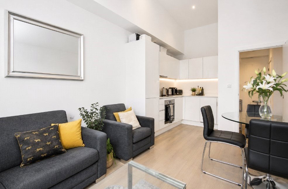 Flat Clyde Square in Greater London