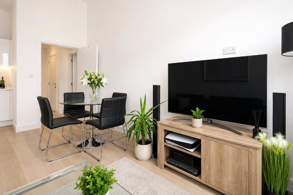 Flat Clyde Square in Greater London