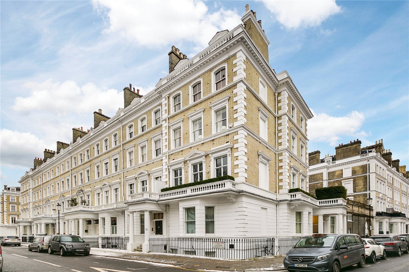Flat Ensor Mews in Greater London