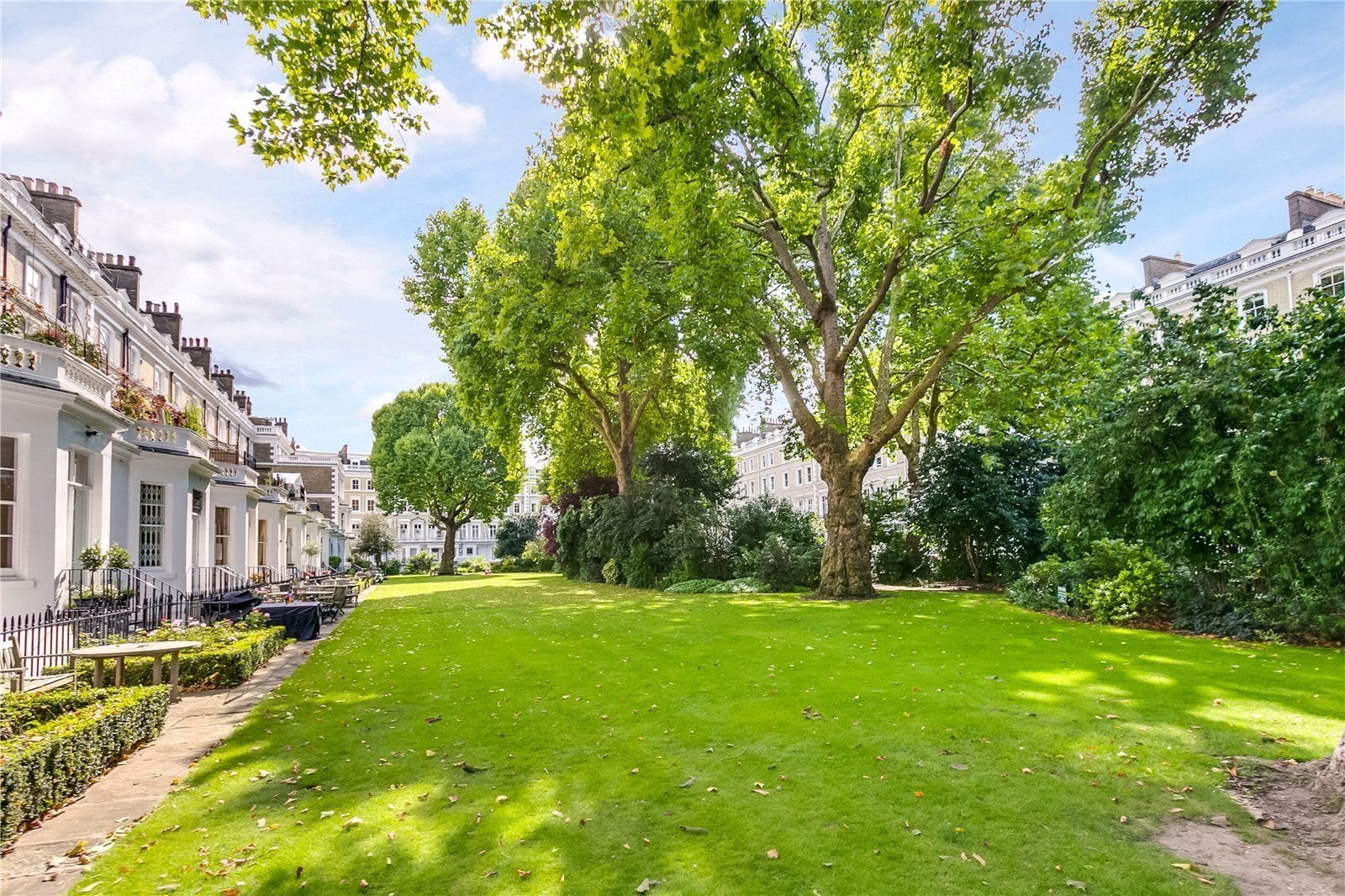 Flat Ensor Mews in Greater London