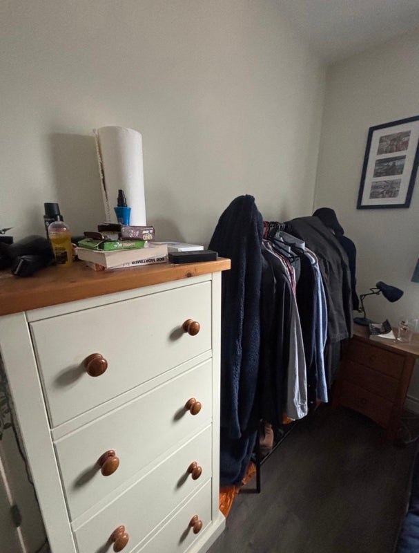 Room West Road in Greater London