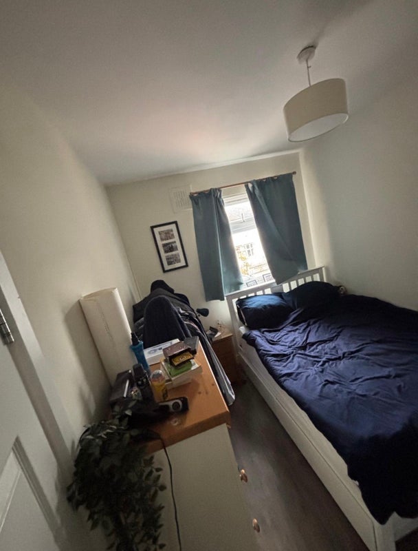 Room West Road in Greater London