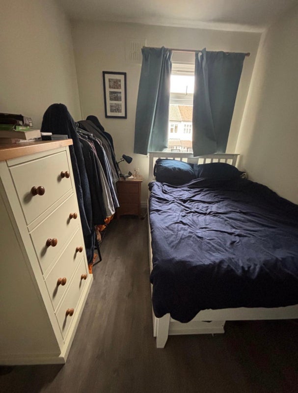Room West Road in Greater London