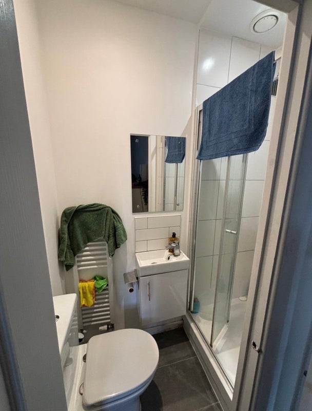 Room West Road in Greater London