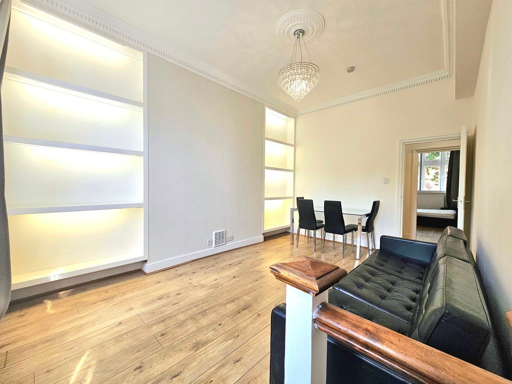 Flat Hornton Street in Greater London