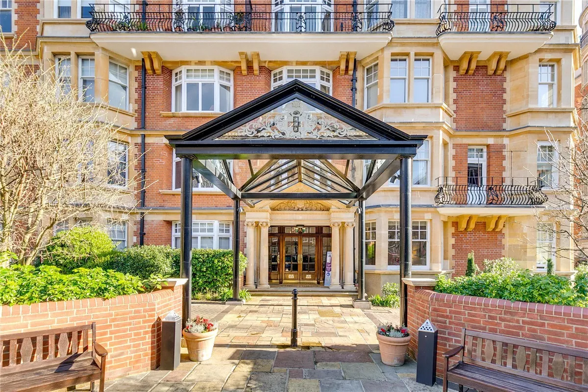 Flat Palace Green in Greater London