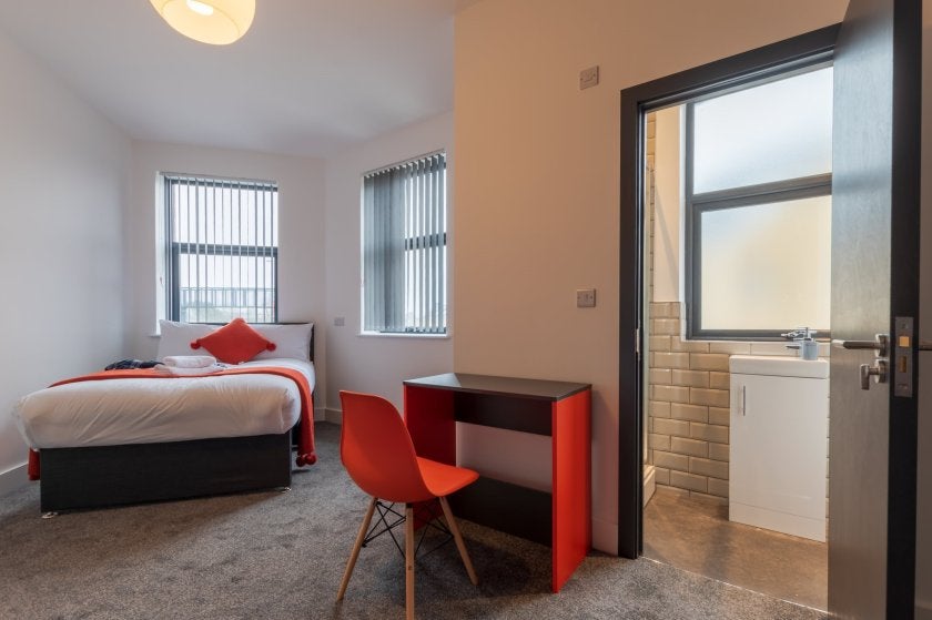 Room Vale of Neath Road in Swansea