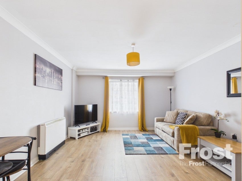 Flat Bedfont Lane in Greater London