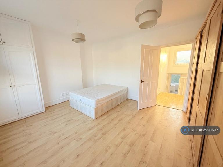 Flat Sulgrave Road in Greater London