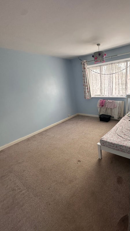 Room Carrington Road in Slough