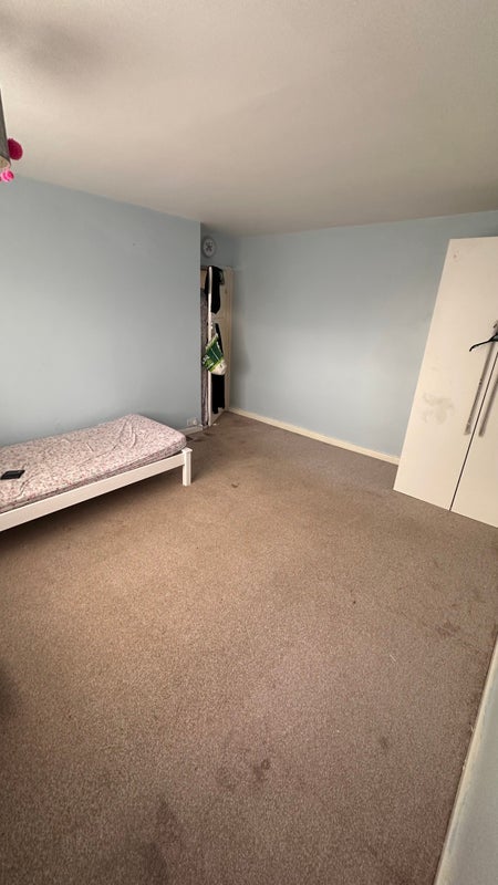 Room Carrington Road in Slough