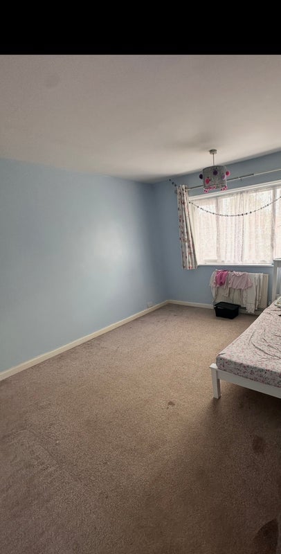 Room Carrington Road in Slough