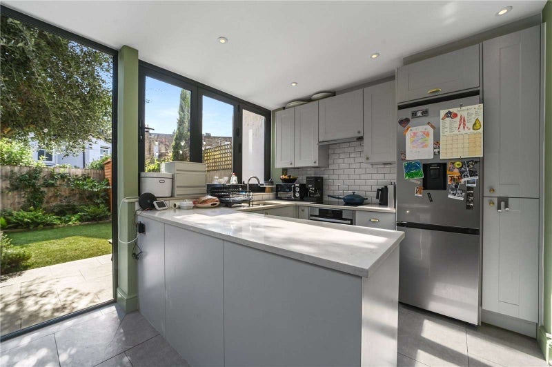 Room Bushberry Road in Greater London